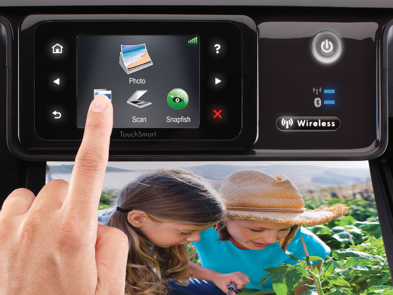 <b>液晶パネルはタッチ式。その周囲にボタンを表示するマジックフレームを装備した</b>