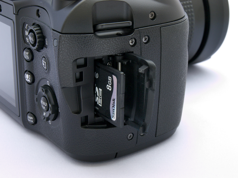 <b>記録メディアはF70EXRと同様、SDメモリーカードとSDHCメモリーカード（xDピクチャーカードは不可）。このほか、約47MBの内蔵メモリーも搭載する</b>