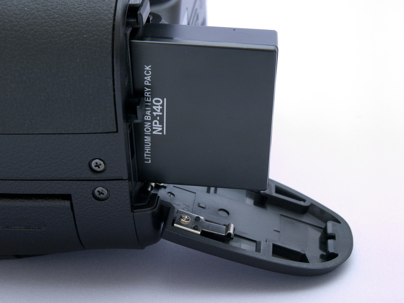 <b>使用する電源は、充電式バッテリー「NP-140」。撮影可能枚数は、CIPA規格で約370枚。同じバッテリーを使用するS100FSが約250枚なので、それと比較するとけっこうロングライフ</b>