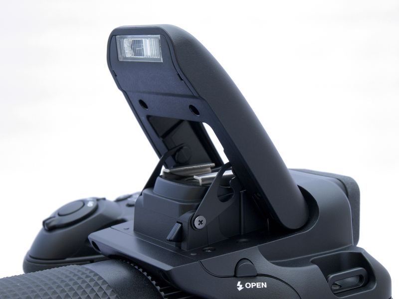 <b>一眼レフ並の高さまでポップアップする内蔵ストロボ。ここまで上がれば、レンズ鏡筒による光のケラレはかなり解消される。ただし、広角域による近距離撮影などでは、フードを外さないと鏡筒部でケラれてしまう</b>