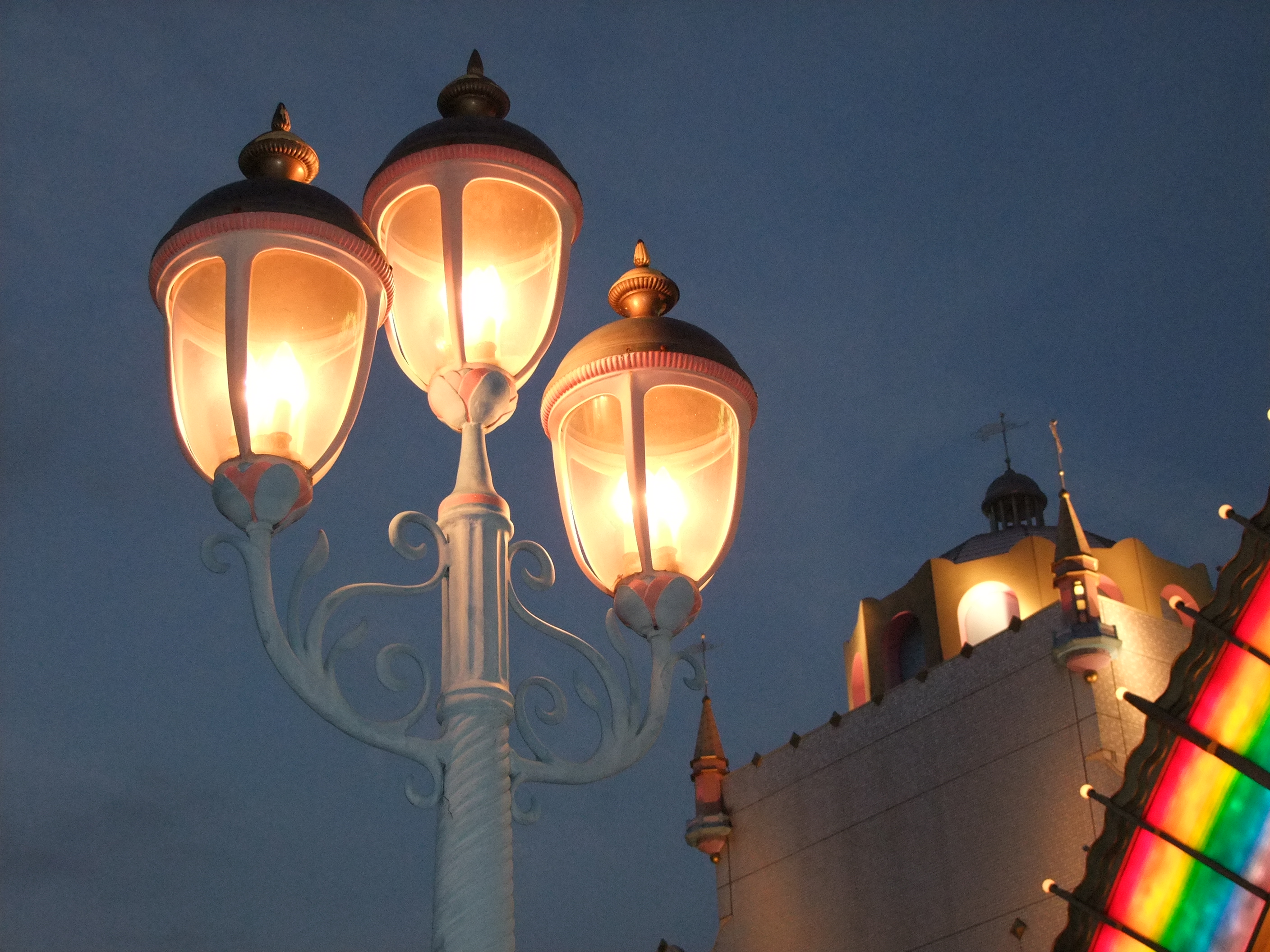 <b>ストロボ発光<br>FinePix S200EXR / 約2.5MB / 2,816×2,112 / 1/60秒 / F3.2 / 0EV / ISO800 / WB:オート / 12.8mm</b>