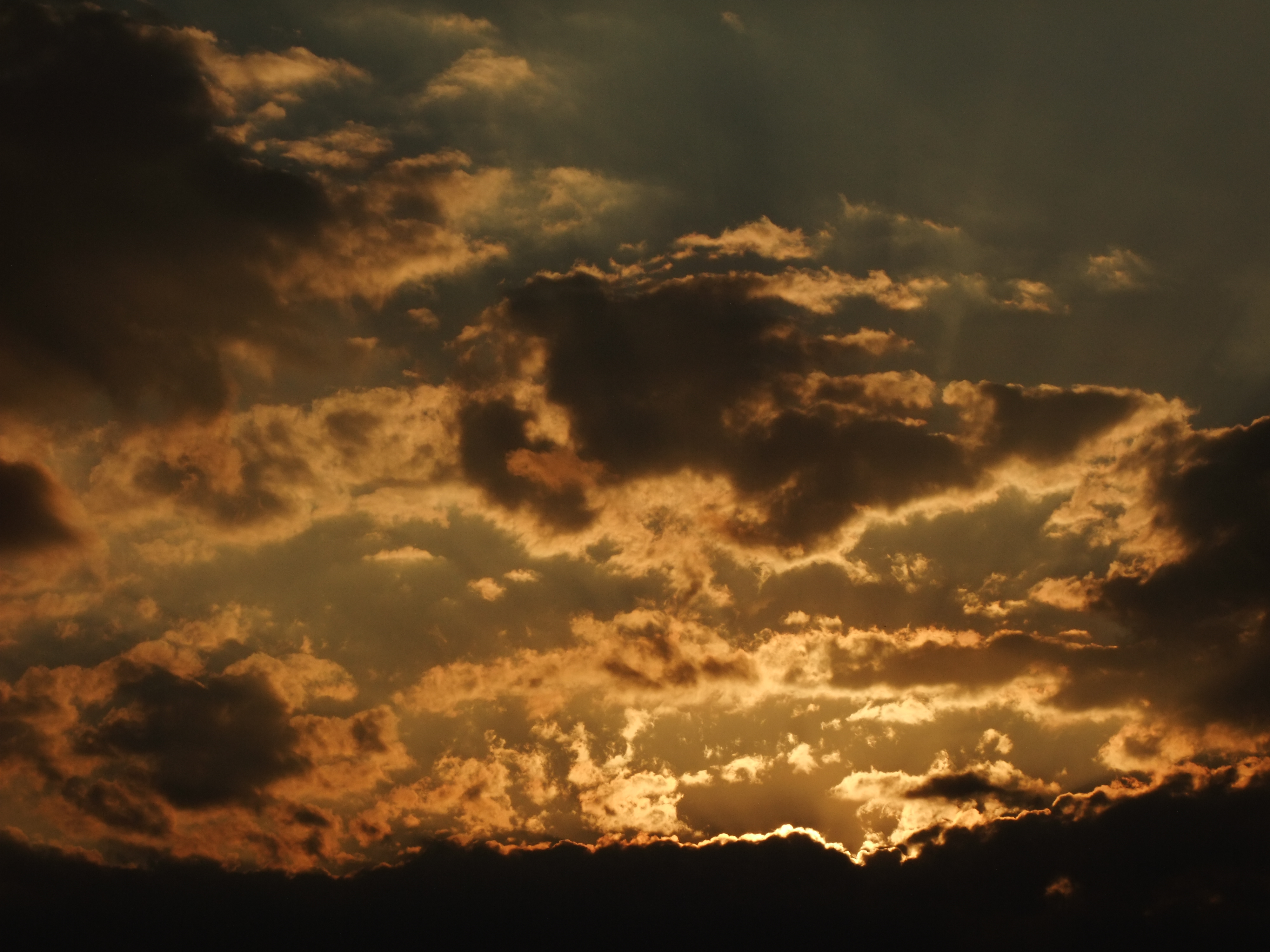 <b>夕焼けモード<br>FinePix S200EXR / 約3.6MB / 4,000×3,000 / 1/1700秒 / F8 / 0EV / ISO100 / WB:オート / 31.3mm</b>