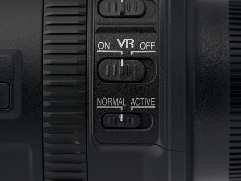 <b>VR（手ブレ補正機構）の効果はシャッター速度で4段分。乗り物に乗っている状態での撮影に適した「ACTIVE」モードも備えている</b>