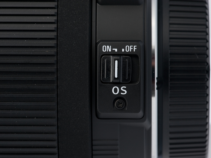 <b>手ブレ補正機構（OS）のオンオフスイッチ。補正効果はシャッター速度4段分。カメラの動きを読み取る機能を備えているので流し撮りにも対応できる</b>