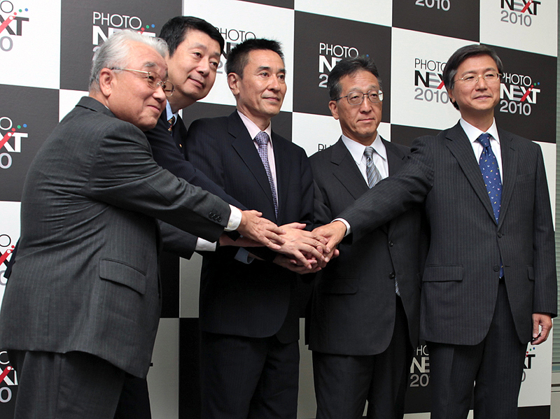 <b>各主催者の代表。左から日本営業写真機材協会の岡芳男会長、日本写真映像用品工業会の中谷幸一郎会長、プロメディア代表取締役の北島茂社長、日本カラーラボ協会の杉原和朗会長、写真感光材料工業会の境裕之会長代行</b>
