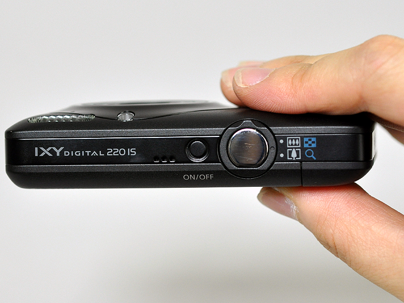 <b>28mm化とズーム倍率向上のため、レンズ鏡胴部分がやや盛り上がっている</b>