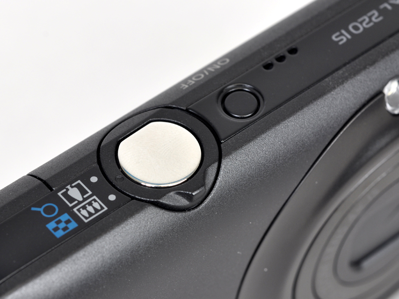 <b>シャッターボタンと同軸にズームレバーを配している</b>