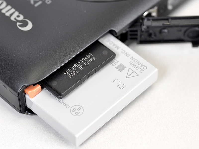 <b>バッテリーおよび記録メディアスロット</b>