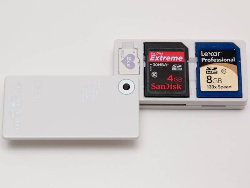 <b>SDメモリーカード2枚とmicroSDメモリーカード1枚を収納可能</b>