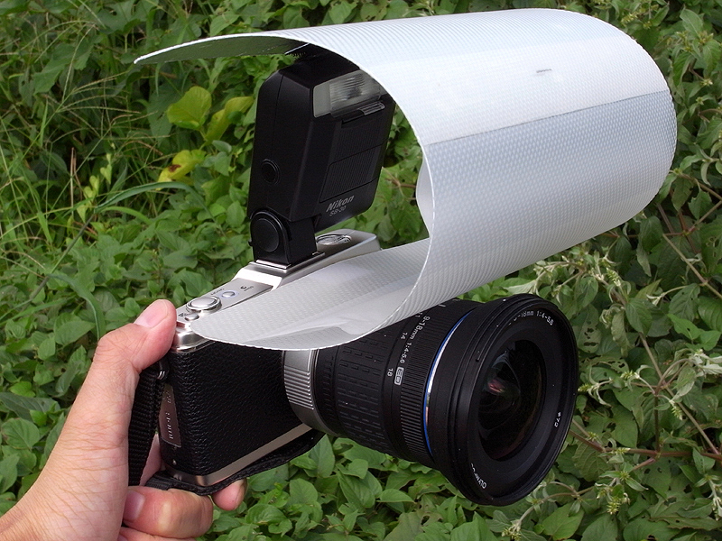 <b>E-P1を核とした“チョウの飛翔写真撮影システム”。レンズはZUIKO DIGITAL ED 9-18mm F4-5.6を使用しているが、フォーサーズアダプターMMF-1を改造し、最短撮影距離を短縮しているのがミソ。外付けストロボと、ディフューザーも装着している</b>