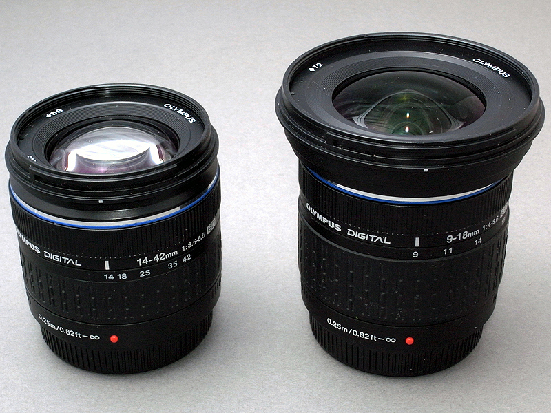 <b>フォーサーズシステムの標準ズームZUIKO DIGITAL ED 14-42mm F3.5-5.6（左）と、超広角ズームのZUIKO DIGITAL ED 9-18mm F4-5.6。どちらもコンパクトで、コストパフォーマンスも高い。しかし両方とも最短撮影距離が25cmで、広角マクロとして使うにはちょっと物足りない</b>