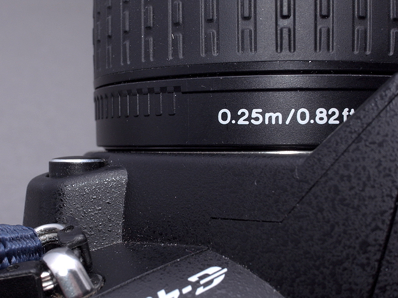 <b>カメラに取り付けた状態。改造前（左）に比べ、改造後（右）はレンズ全体が1mmせり出している。この状態で自動絞りをはじめとする、レンズの全機能が作動する。しかしもちろん、無限遠にピントは合わない。この改造のおかげで、ZUIKO DIGITAL ED 14-42mm F3.5-5.6は広角マクロはもちろん、望遠マクロにも使える非常に面白いレンズに変身した</b>