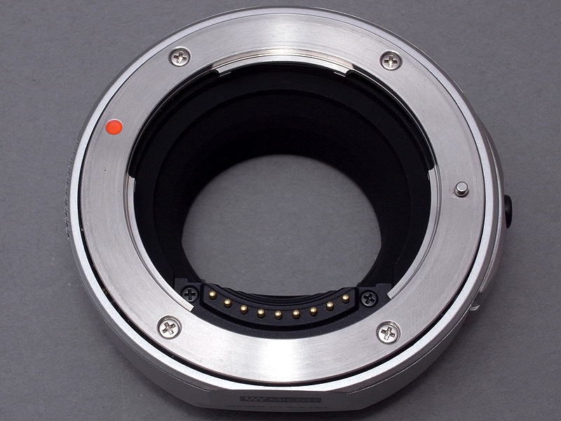 <b>フォーサーズアダプターMMF-1を、レンズ取り付けマウント（フォーザーズマウント）側から見たところ。マウントと電子接点パーツはそれぞれ別の箇所にネジ止めされているので、こちら側のマウントを改造するのは難しそうだ</b>