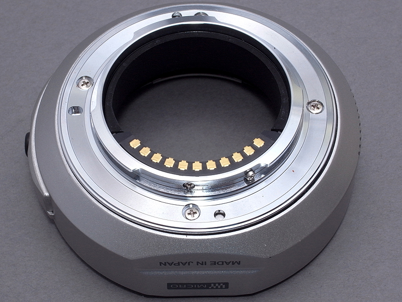 <b>次はMMF-1を、カメラ取り付けマウント（マイクロフォーザーズマウント）側から見たところ。電子接点はマウントにネジ止めされているため、こちら側のほうが改造に適している</b>