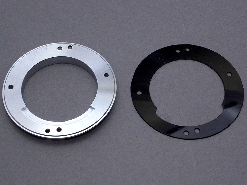 <b>マウントの取り付け面の形状に合わせて1mm厚のABS板をカットし、スペーサーを作る。円形パーツのカットの仕方は、<a href="http://dc.watch.impress.co.jp/cda/labo/2008/11/13/9608.html">こちらの記事を参照</a></b>