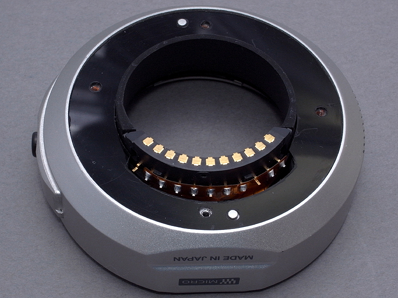 <b>スペーサーのパーツを、マウント取り付け面にはめ込む</b>