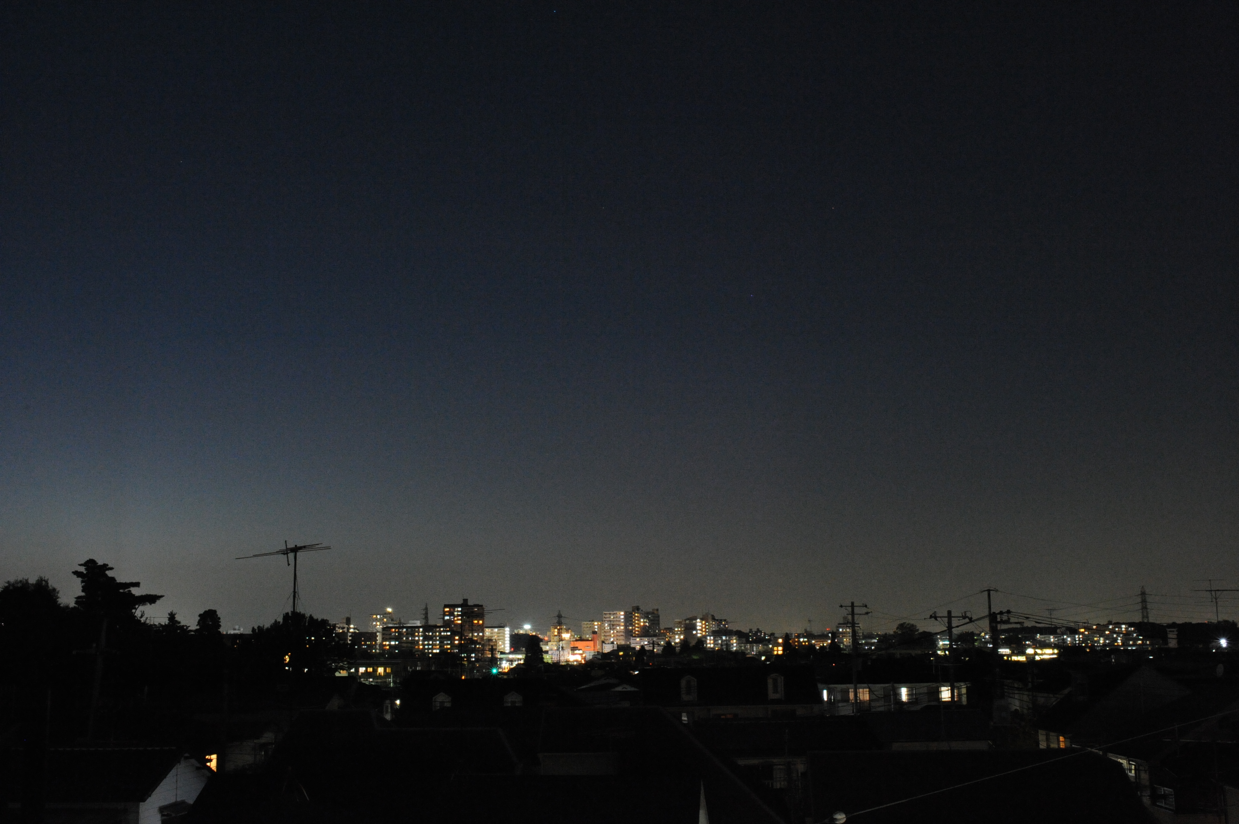 <b>D700 / Ai AF Nikkor 35mm F2 D / 4,256×2,832 / 2秒 / F16 / -2.3EV / ISO6400 / WB:オート</b>
