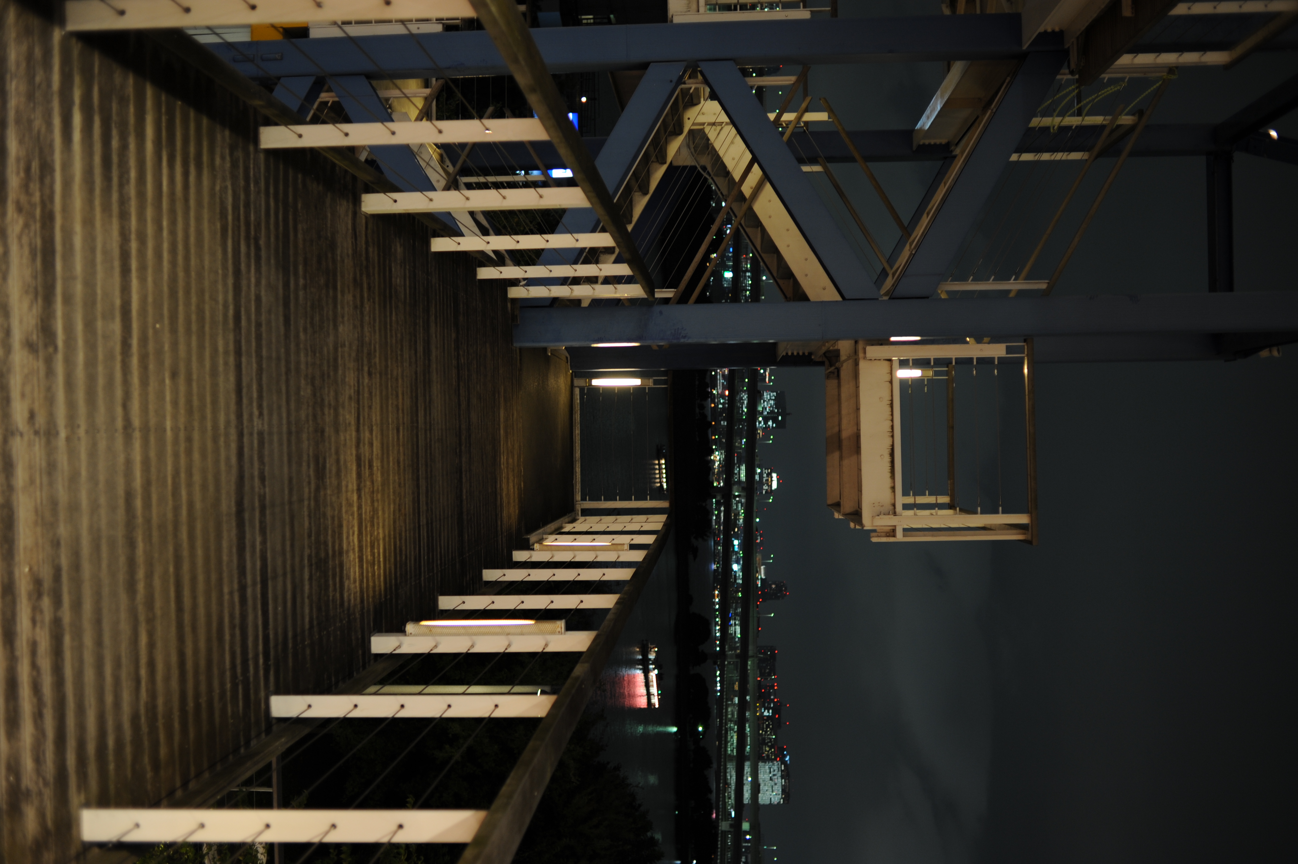 <b>レンズが35mmだと、「1/焦点距離」から1段ほど遅めくらいがどうにか頑張れる範囲。なので、「低速限界設定」は1/15秒にした<br>D700 / Ai AF Nikkor 35mm F2 D / 4,256×2,832 / 1/15秒 / F2.8 / -0.7EV / ISO450 / WB:オート</b>