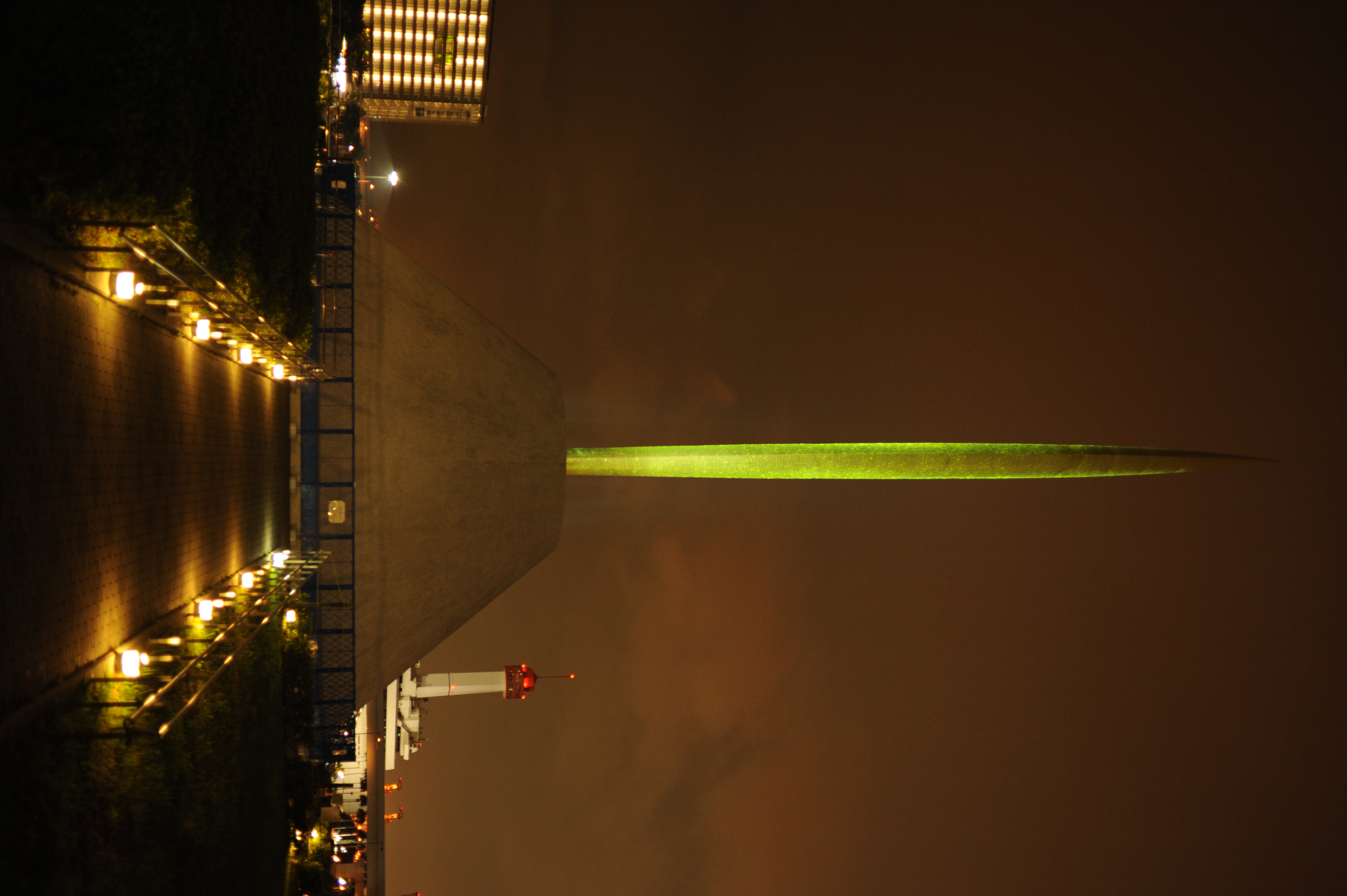 <b>夜はこんな感じでライトアップされててけっこうきれいな「自由の炎」。柵で囲っているのは事故防止か落書き防止かわからないけど<br>D700 / Ai AF Nikkor 35mm F2 D / 4,256×2,832 / 1/15秒 / F2.8 / 0EV / ISO1100 / WB:晴天</b>