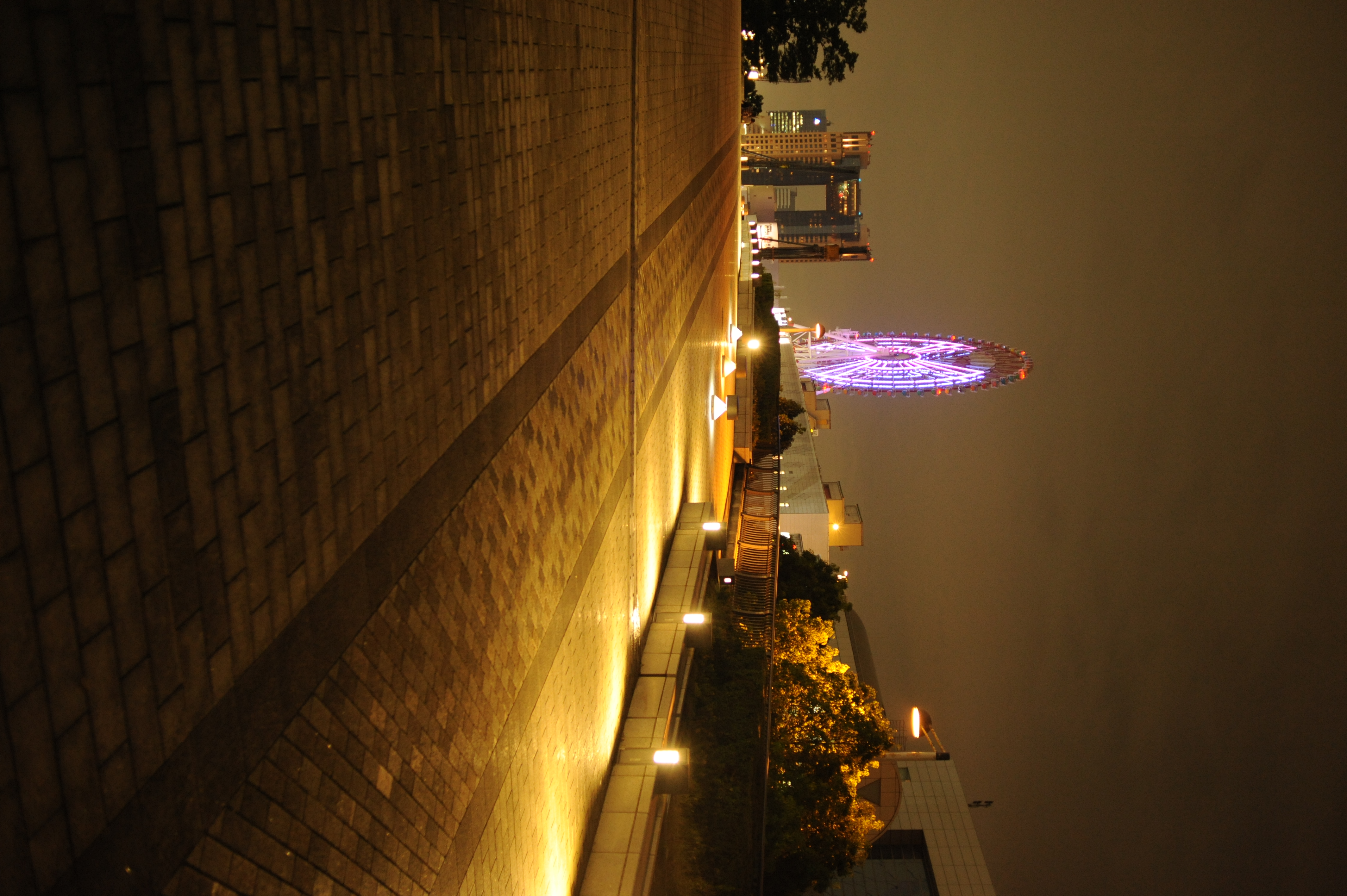 <b>このあたりは夜になると人影が本当に少ない。きれいに整備されているだけによけいにさびれた感じがしてしまう<br>D700 / Ai AF Nikkor 35mm F2 D / 4,256×2,832 / 1/15秒 / F2.8 / ＋0.7EV / ISO2000 / WB:晴天</b>