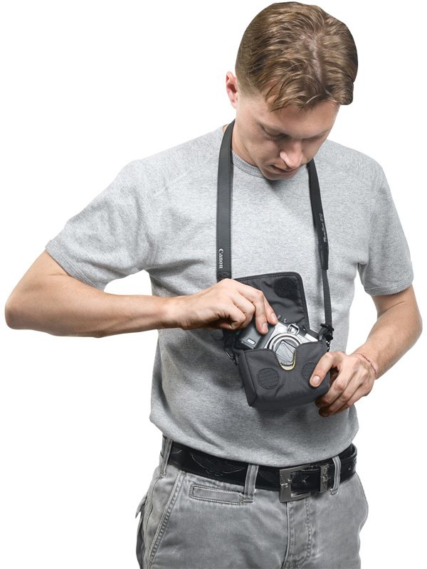 <b>カメラに装着したストラップをポーチのリングに通して使用することも可能</b>