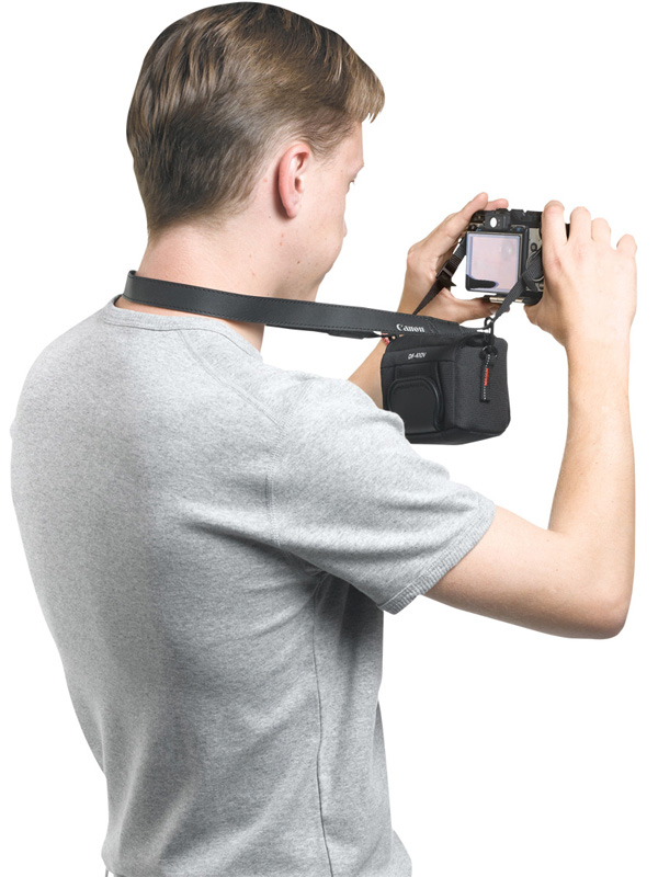 <b>カメラに装着したストラップをポーチのリングに通して使用することも可能</b>