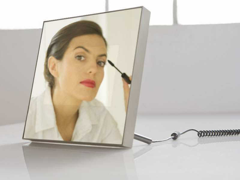 <b>電源OFF時は鏡になる</b>