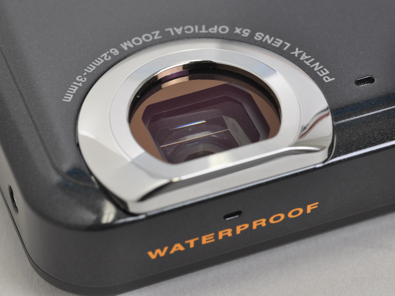 <b>レンズ横にあるのがマイクで、本体上面にあるのがスピーカー</b>