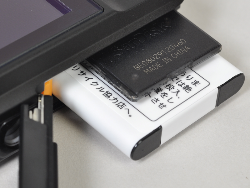 <b>バッテリー室とメモリーカードスロット</b>