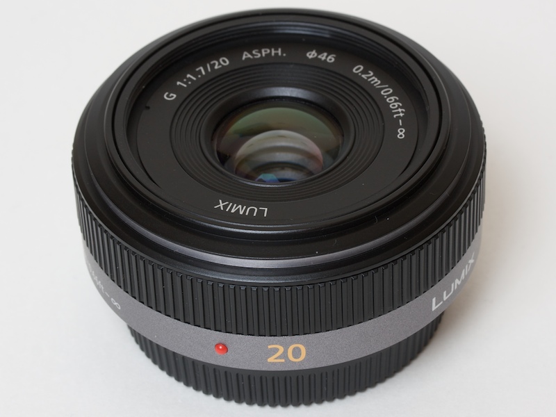 <b>これがLUMIX G 20mm F1.7 ASPH.。マウント面は金属</b>