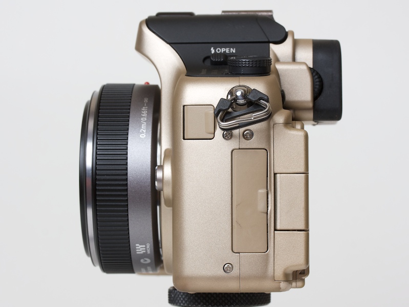 <b>横や上から見ると薄さがよくわかる</b>