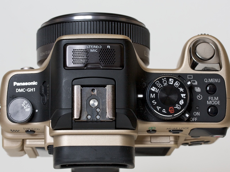 <b>横や上から見ると薄さがよくわかる</b>