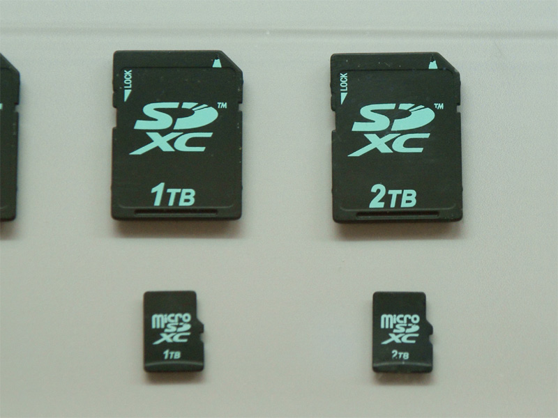 <b>展示していたSDXCメモリーカードおよびmicroSDXCカード。規格上で対応を発表している最大容量の2TBまで</b>