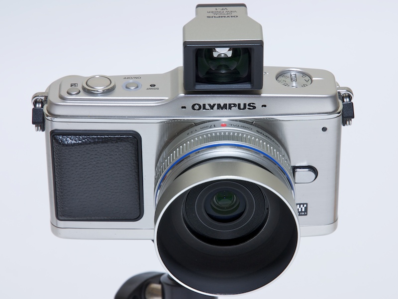 <b>メタルフードV37mm白P0.75をオリンパス ペンE-P1に装着したM.ZUIKO DIGITAL 17mm F2.8に取り付けたところ</b>