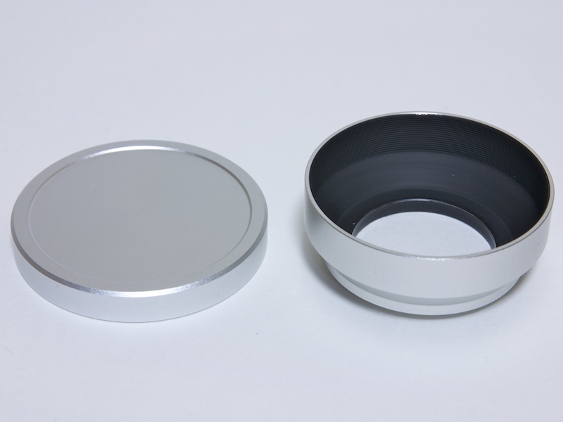 <b>メタルフードV37mm白P0.75（左）と、メタルフードV37㎜キャップセットに付属する専用キャップ（右）</b>
