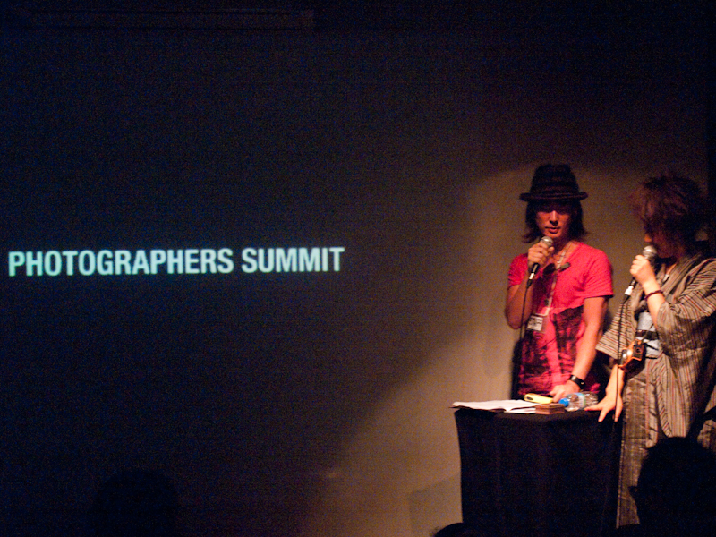 <b>司会進行を務めたのは山田敦士氏（左）と行貝チヱ氏（右）</b>