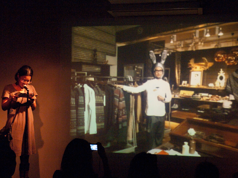 <b>プレゼンは、作家による解説とともに、作品のスライドショーを流す形式。休憩時間やイベント終了後には参加した写真家と直接話すこともできた</b>