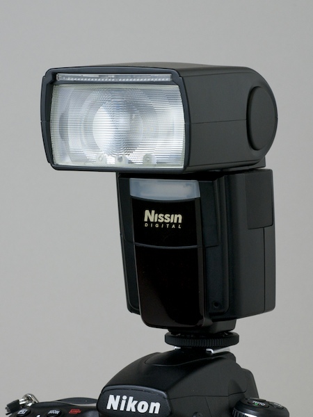 <b>左がDi866プロ、右がニコンSB-900。大きさはあまり変わらない。ボディはともにD700</b>