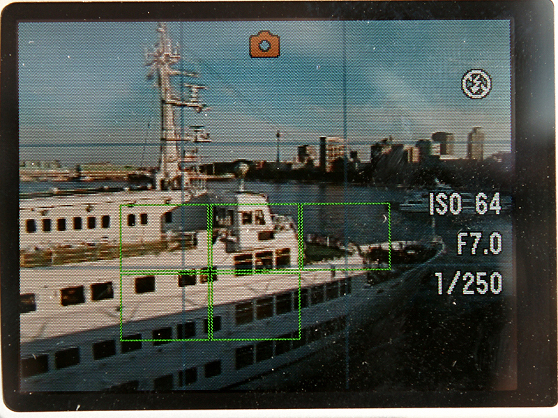 <STRONG>さがしてフォーカスで半押ししたところ。ちゃんと船の部分に緑のフォーカスフレームが出ている</STRONG>