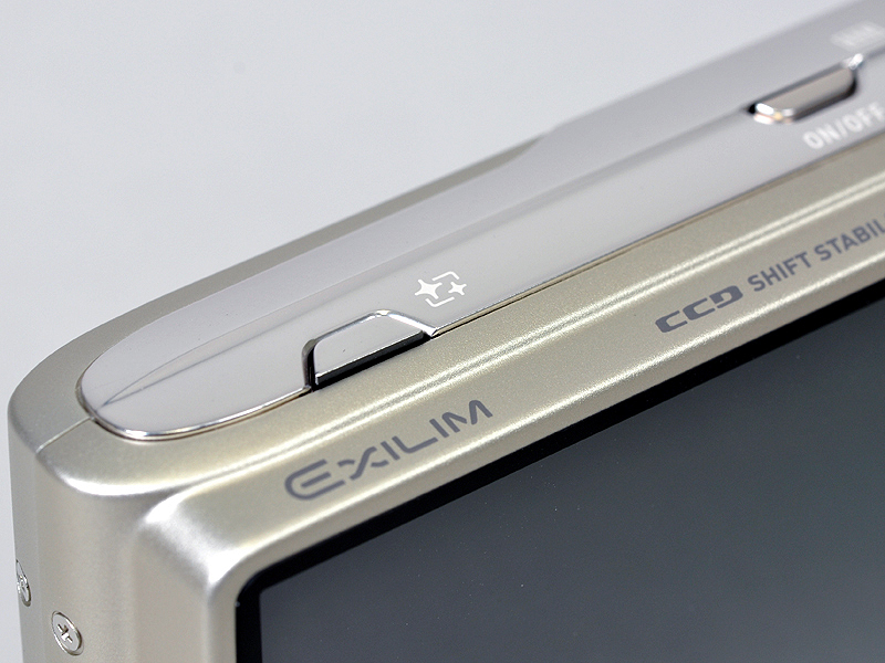 <STRONG>2つのメイクアップ機能は、本体上部の専用ボタンから素早く利用できる</STRONG>