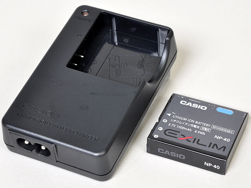 <STRONG>付属の充電器とバッテリー</STRONG>