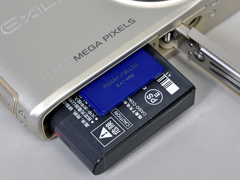 <STRONG>バッテリーおよびメモリーカード室</STRONG>