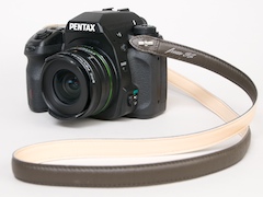 <b>ネックストラップタイプをペンタックスK-7に装着したところ</b>