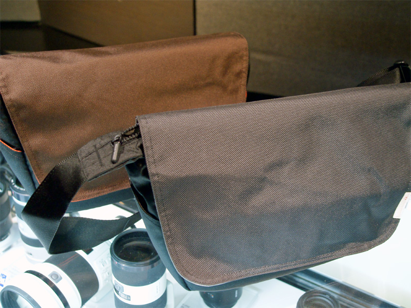 <b>カメラバッグ（LCS-MS10）グレー（左）、ブラウン（右）</b>