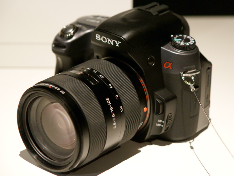 <b>DT 16-105mm F3.5-5.6を装着したα550</b>
