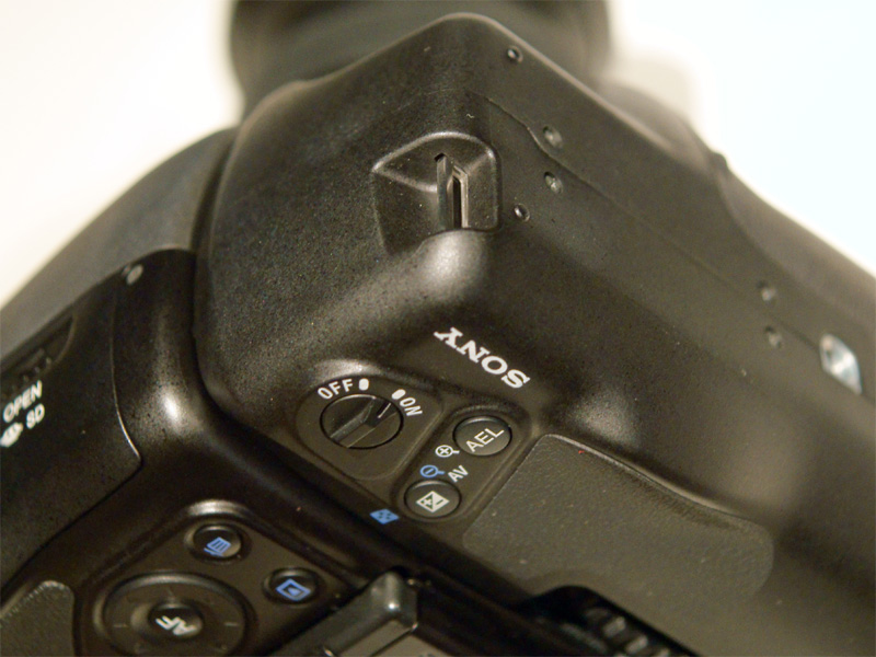 <b>AELボタン、露出補正ボタン、ストラップホール</b>