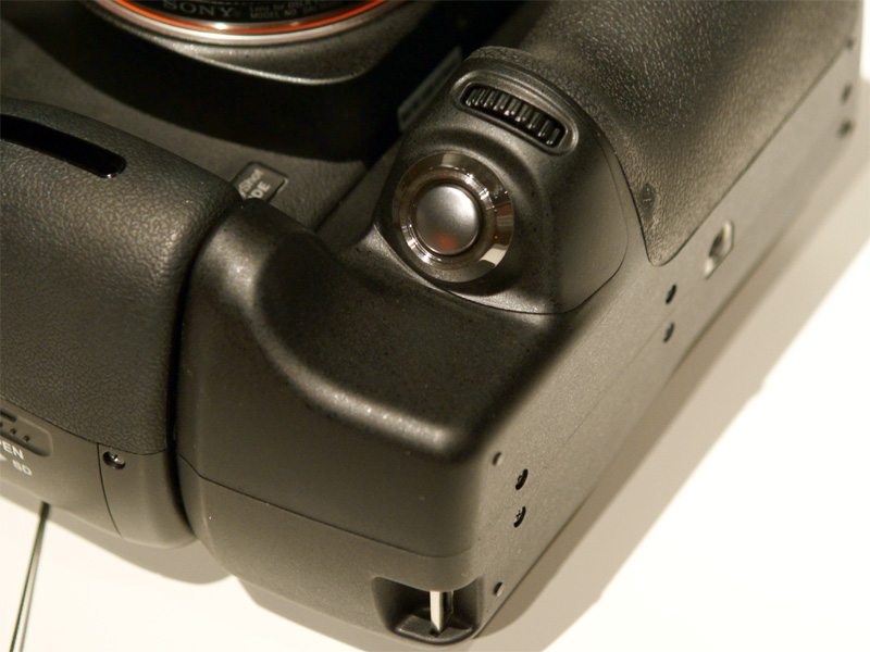 <b>レリーズボタンとダイヤルを備える</b>