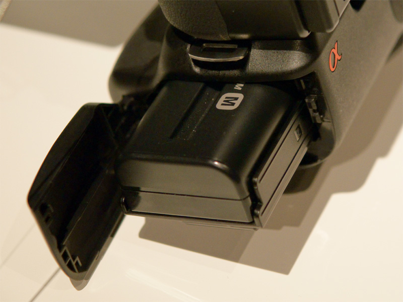 <b>バッテリー収納部</b>