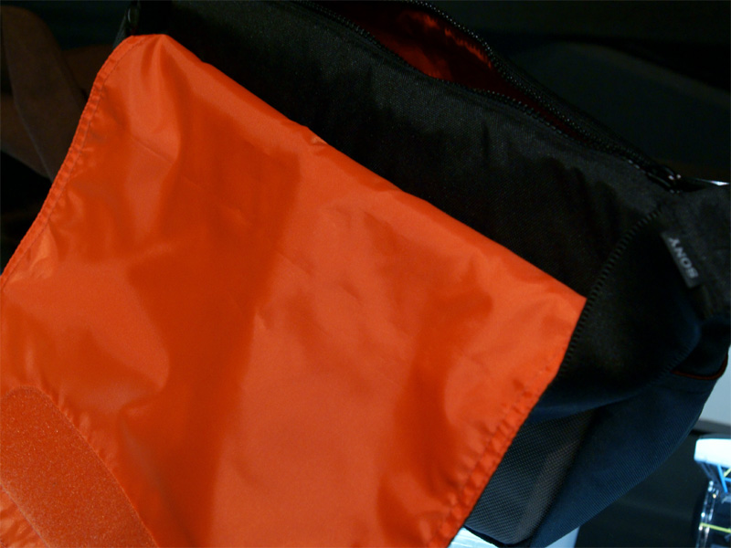 <b>ブラウンのフラップは内側がシナバーカラー</b>