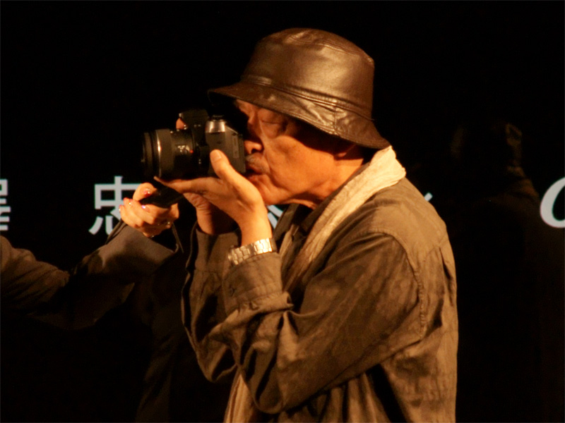 <b>「かすかにブレたポートレートがきれい」と、唇でブレを測っていた方法も実演した</b>